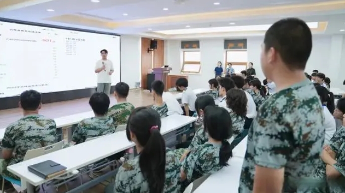 长春国贸综合高中部举行优秀学长高考经验分享会！