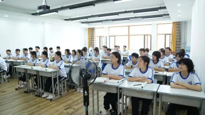 长春国贸综合高中部召开初校务会议！