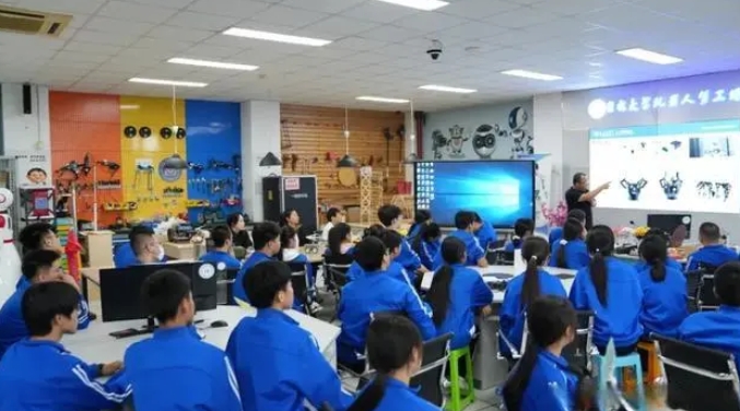 长春国贸学校走进高校吉林大学体验大学魅力 图2
