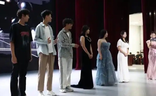 长春国贸学校师生组队爆肝打造的竖屏校园短剧《爱在北纬44°》迎来超燃首映礼 图2 长春国贸学校师生组队爆肝打造的竖屏校园短剧《爱在北纬44°》迎来超燃首映礼 图2